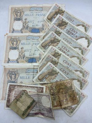 une pile de vieux billets de banque posée sur une table