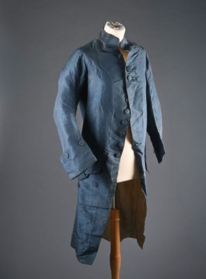 une photo d'un manteau bleu sur un présentoir pour mannequin