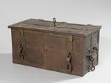 une vieille boîte en bois munie d'un cadenas