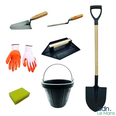 un ensemble d'outils de jardinage comprenant une pelle, un seau, des gants et des éponges