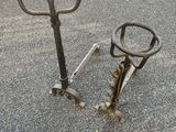 un vélo posé par terre à côté d'un poteau