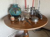 une petite table sur laquelle sont posées des bougies, dans une pièce