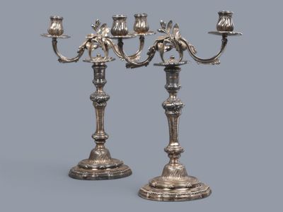Paire de flambeaux en argent, à pans, richement ciselés, le …