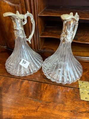 une paire de vases en verre posés sur une table en bois, avec une règle graduée