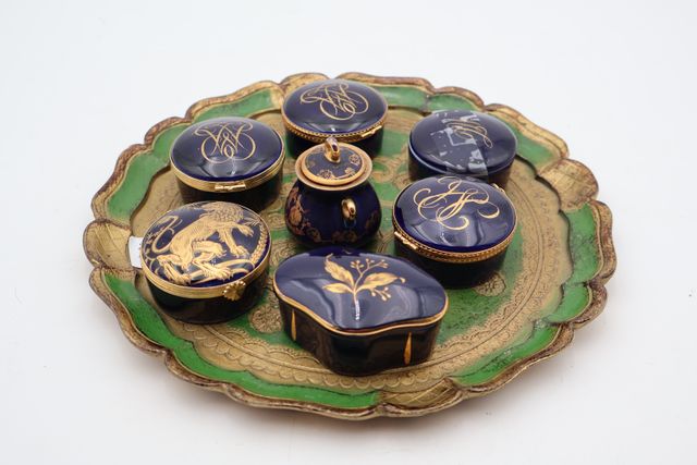 7 boîtes en porcelaine bleu de four dont quatre serties dont une ...