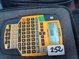 une calculatrice posée sur une valise