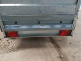 l'arrière d'un camion à plateau dans un garage