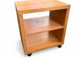 une petite étagère en bois comportant deux tablettes