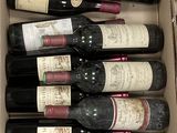 des bouteilles de vin dans un carton posé sur une table