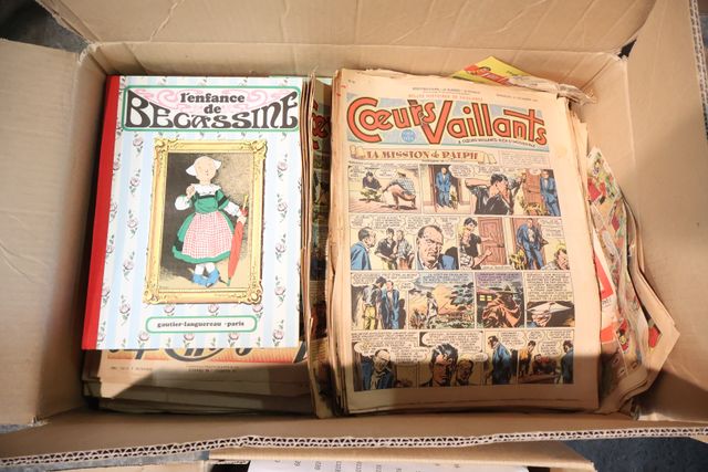 Lot de 4 cartons de bandes dessinées dont la revue Tintin, Astéri...