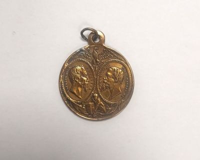 gros plan d'une pièce d'or sur une surface blanche