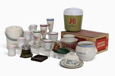 de nombreux types de tasses à café et de soucoupes sur la table