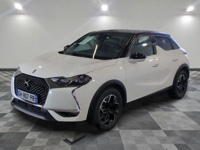Le nouveau SUV DSX est garé dans un showroom.