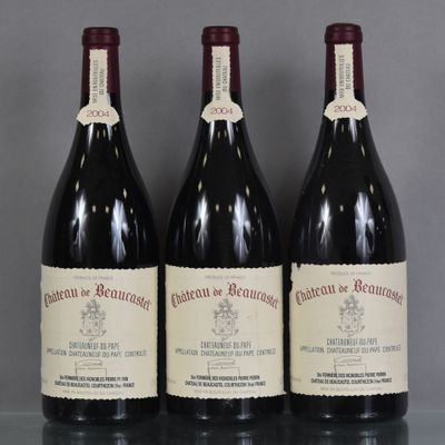 trois bouteilles de vin rouge sont alignées sur une table