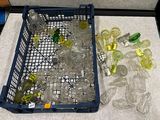 de nombreuses bouteilles en plastique vides dans un panier en fil de fer posé par terre