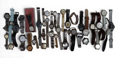 tout un tas de montres alignées sur le mur