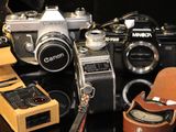 plusieurs types d'appareils photo différents posés sur une table
