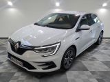 la voiture blanche est garée sur un sol en damier dans le garage