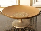 un saladier posé sur une table, muni d'une anse