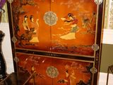 une armoire placée dans un coin d'une pièce et recouverte de nombreuses décorations