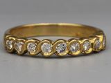Gros plan sur une bague en or ornée de diamants