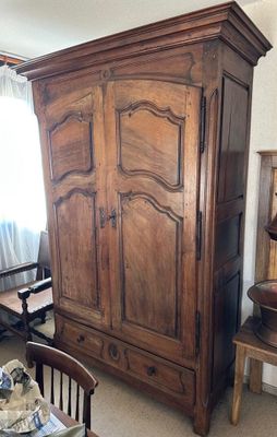 Armoire en bois mouluré, ouvrant par deux portes, un tiroir …