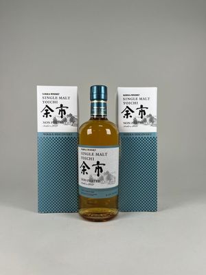 une bouteille de whisky japonais accompagnée d'un coffret