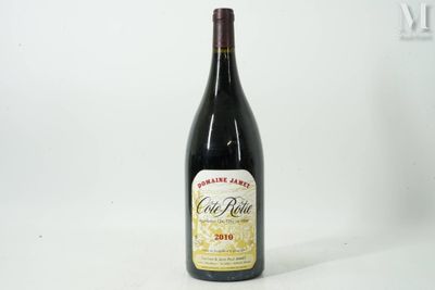 une bouteille de vin posée sur une table