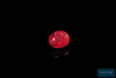 gros plan d'un diamant rouge sur une surface noire