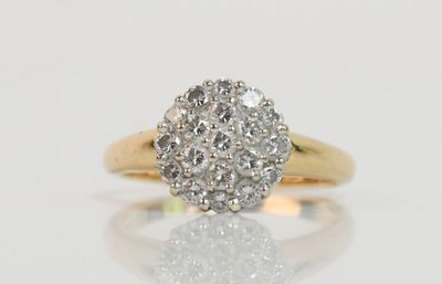 une photo d'une bague sertie de plusieurs diamants posée sur une surface réfléchissante