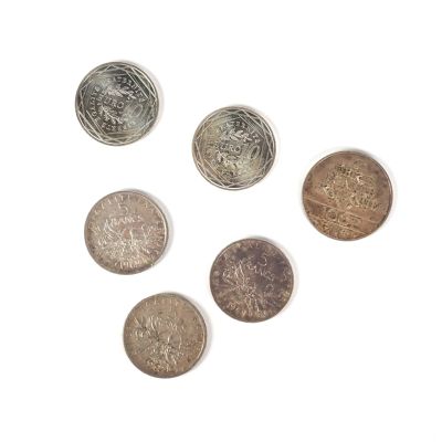 six pièces différentes sont disposées en cercle sur une surface blanche