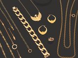 un assortiment de bijoux en or sur fond noir
