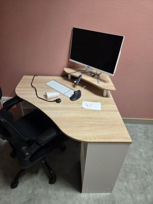 un bureau d'ordinateur équipé d'un écran et d'un clavier