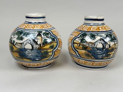 Paire de vases en faïence polychrome à décor dans des médail…