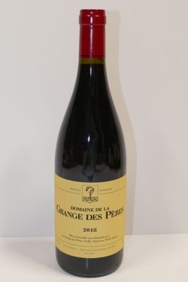 la bouteille de vin est posée sur la table à côté du mur