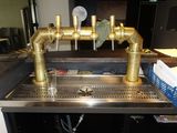 une photo d'une cuisine avec un évier et un robinet