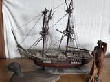 une maquette en bois d'un bateau posée sur une table