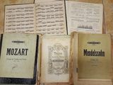un grand nombre de livres posés sur une table