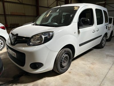 une camionnette blanche garée dans un garage avec d'autres voitures