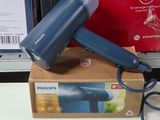 un sèche-cheveux bleu posé sur une boîte