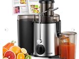 un extracteur de jus posé à côté de fruits et de légumes