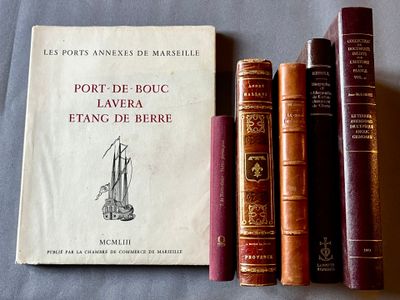 Plusieurs vieux livres sont posés sur une table à côté d'un livre