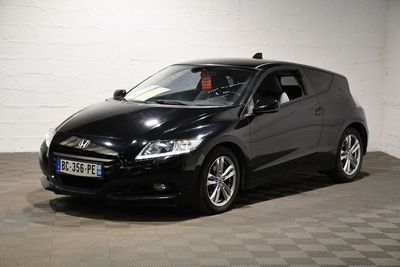 la photo d'une voiture noire garée dans un garage