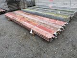 plusieurs morceaux de bois sont empilés les uns sur les autres pour former une pile