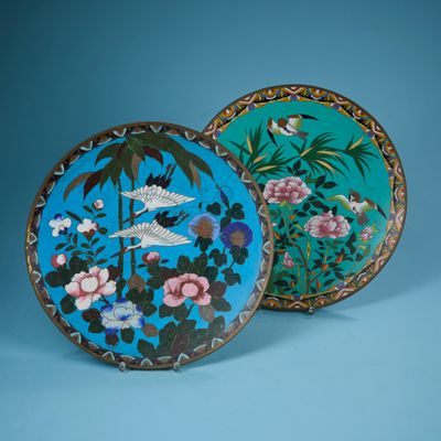 JAPON. Deux plats circulaires en cuivre à décor en émaux clo…