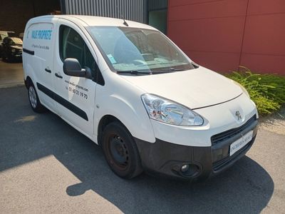 une camionnette blanche garée devant un bâtiment