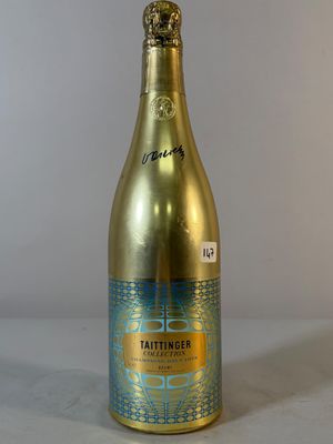 une image représentant une bouteille de bière posée sur une table