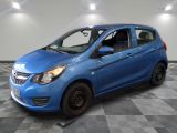 la voiture bleue est garée dans le garage sur le sol en damier