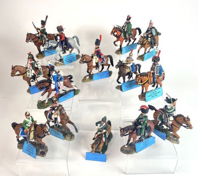 de nombreuses figurines représentant des personnes à cheval formant un cercle
