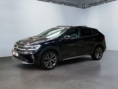 un SUV noir garé dans une grande pièce aux murs blancs